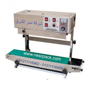 ماكينة لحام وتصنيع أكياس الالمونيوم واكياس اللامينيت متعددة الطبقات رأسية مع طباعة تاريخ إنتاج بسير ناقل موديل 303 المقدمة من شركة نسر الشرق ماكينات تعبئة وتغليف