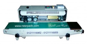 ماكينة لحام وتصنيع أكياس متعددة الطبقات مع طباعة تاريخ إنتاج بسير ناقل موديل 301 المقدمة من شركة نسر الشرق ماكينات تعبئة وتغليف